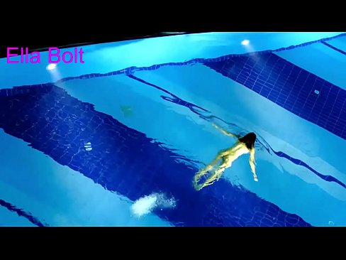 ❤️ Non podo deixar de mirar, unha moza loira que é sorprendida nadando espida na piscina do resort ELLA BOLT ❤❌ Porno ruso na pornografía gl.porn-mz-com.ru ﹏